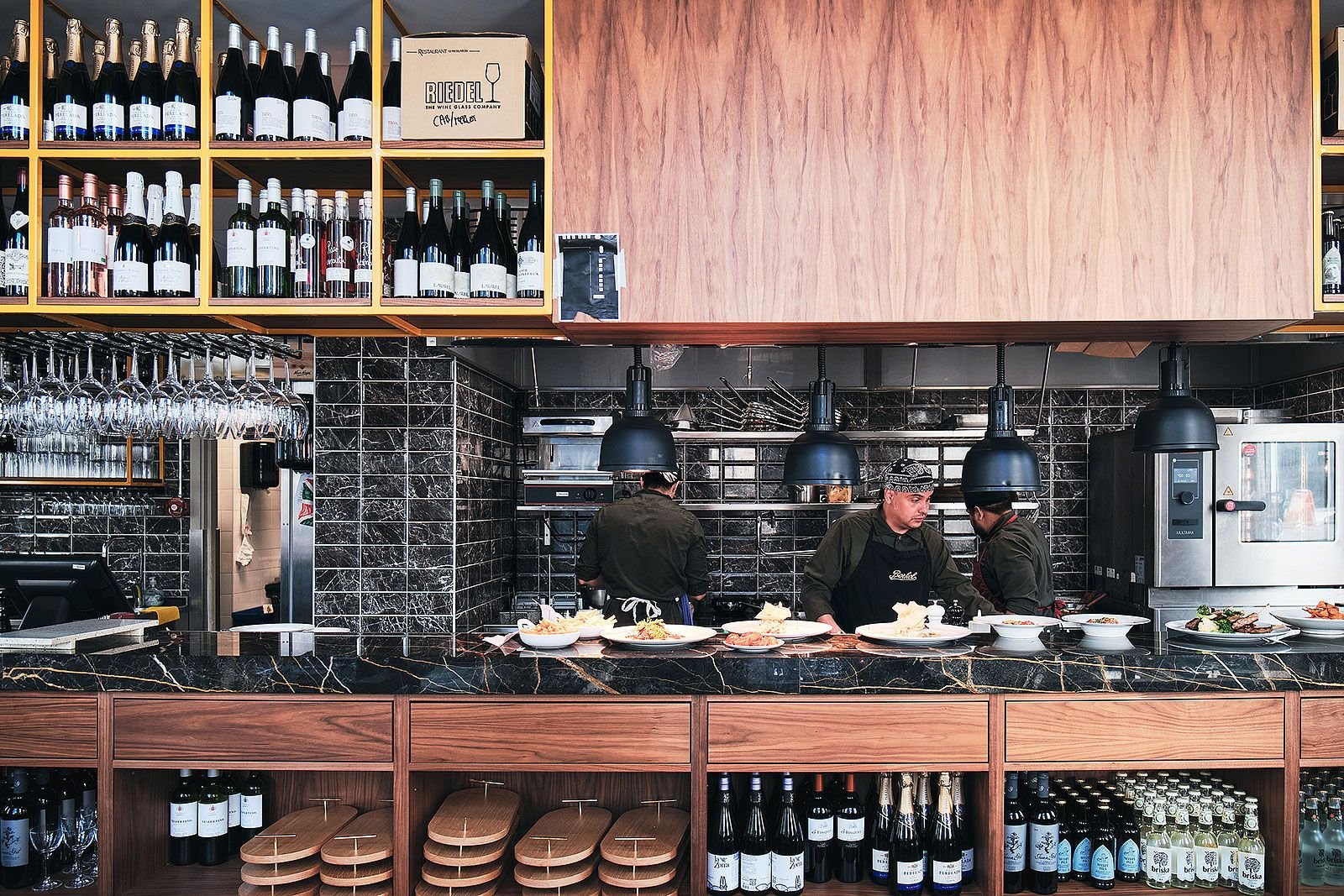 MENÚ Y VINOS — ALEKS Y FILIP