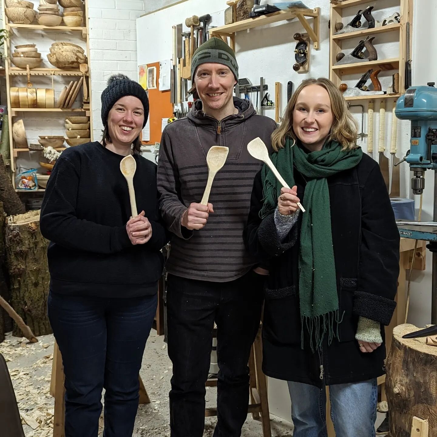 A great day teaching spoon carving from log to spoon yesterday. Thanks for coming everyone! (Not pictured is the Birthday Lady Hannah who had to leave to go for dinner)

Lovely people, lovely spoons. 

🤬 That the wood I chose had at least 5 nails or