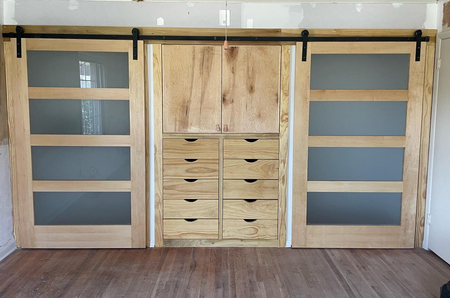 Sharing a custom closet we did this year for a client. She wanted sliding doors and plenty of drawers for storage, along with a natural wood finish.
Swipe for before 🙈
-
-
-
#gaytancontracting #contractor #homerenovation #homeremodel #remodels #okho