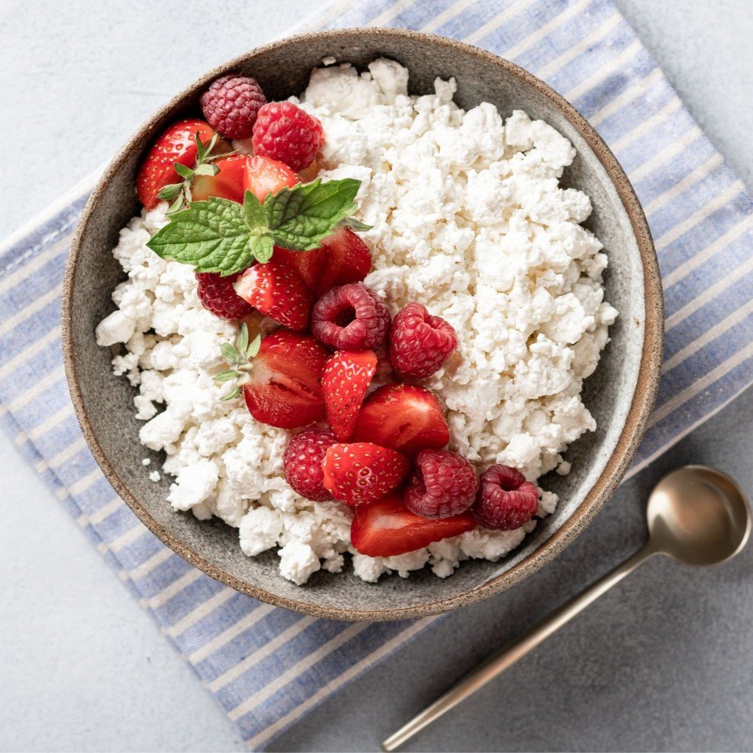 Spring is here and what better way to celebrate it than a sweet and savory cottage cheese dip with roasted strawberries! 🧀🍓 Garnish it with mint leaves and serve it as crostini for brunch! 😋

Click link in bio for the recipe and more!

#roastedstr