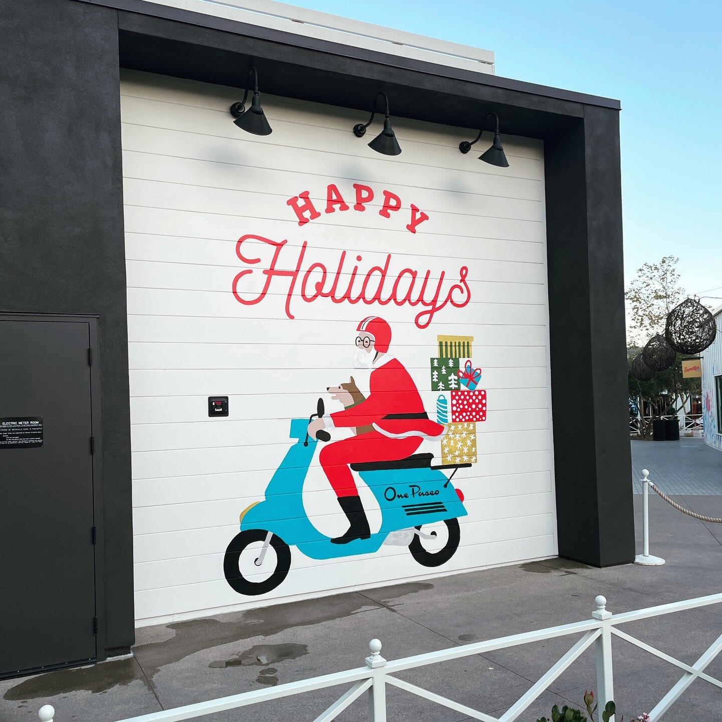 2/2 murals completed for the holiday season over @onepaseo

It is always great working with the people over @dpaart They provided the creative direction for these projects and I helped aid with design and installation #eckerdesignco
