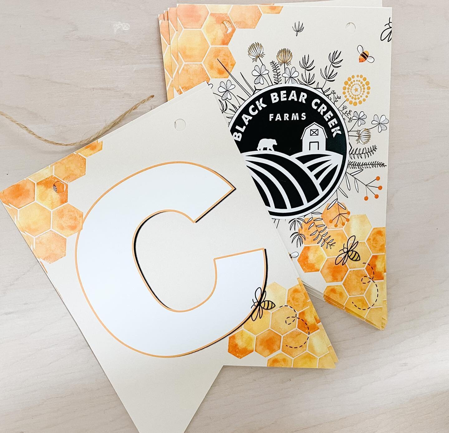 🍯NOTHING SWEETER THAN A SUNNY FRIDAY🍯
.
Happy Friday Party People!
.
Custom Spring Banner for @blackbearcreekfarms Market Booth at this weekends Spring Market at the Ovintiv events centre.
.
#custompartydecor #custombanner #papercrafts #paperpartys