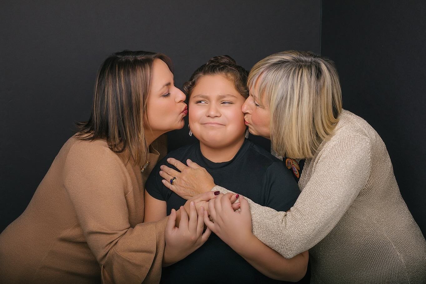 A Mother&rsquo;s LOVE is priceless. 

The countdown is on til Mother&rsquo;s Day..May 12th!! 

What a fun multi generational shoot with one of my favorite humans @a_p_benson ❤️❤️❤️

So many times we take for granted the moments that pass by so quickl