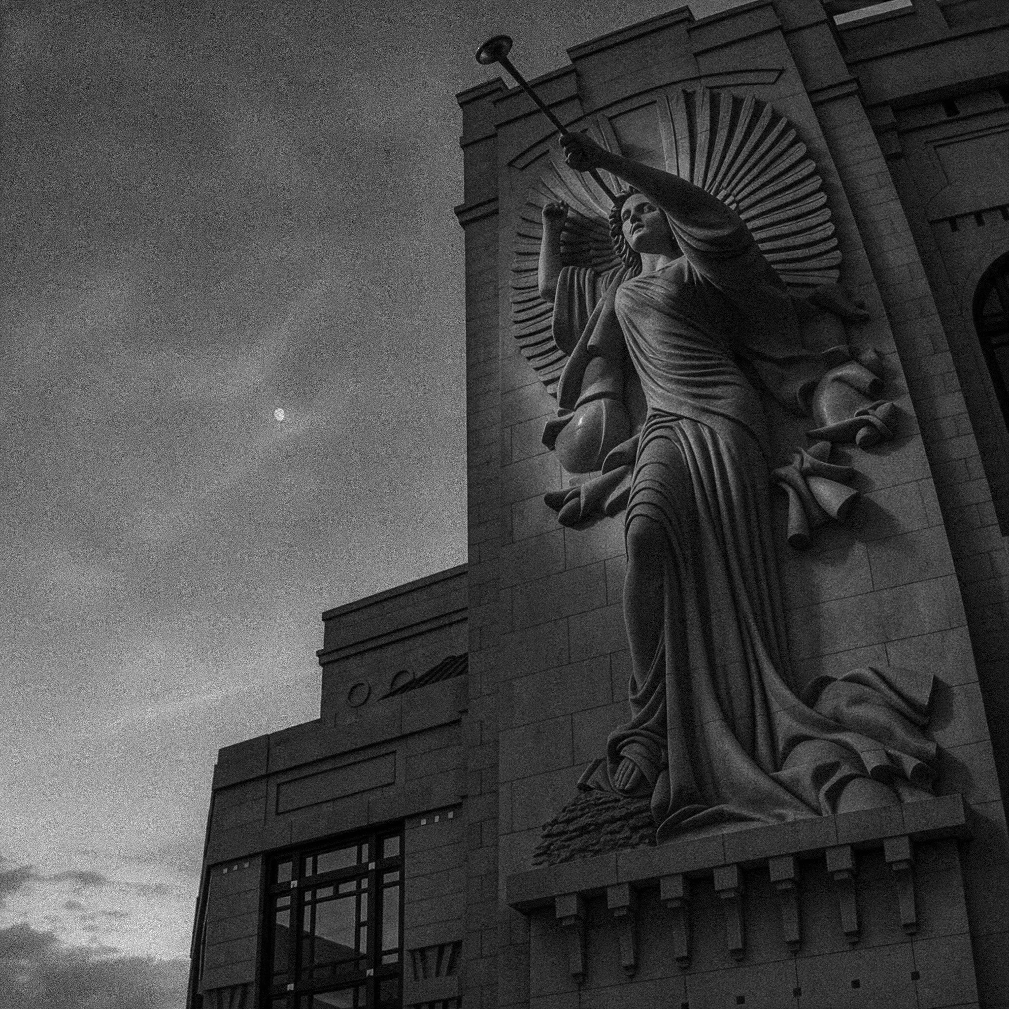 Bass Performance Hall — Fort Worth, Texas
Bass Performance Hall’s limestone angel rises above downtown Fort Worth, transforming the facade into a study of light, shadow, music, and architectural drama.
