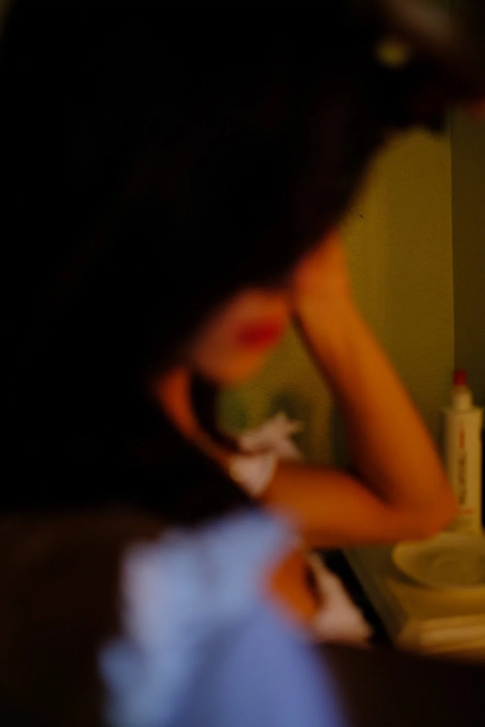 blurry+photo+of+bride+curling+her+hair.jpg