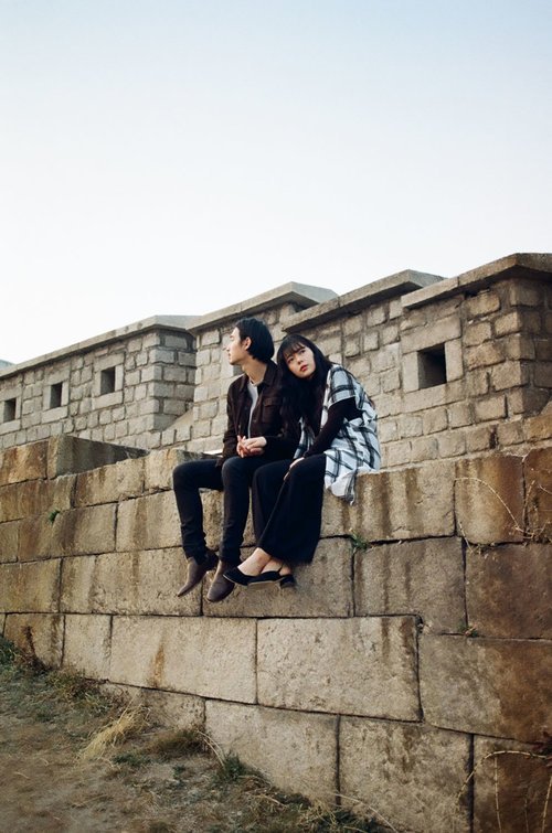 couple+sitting+along+ledge.jpg