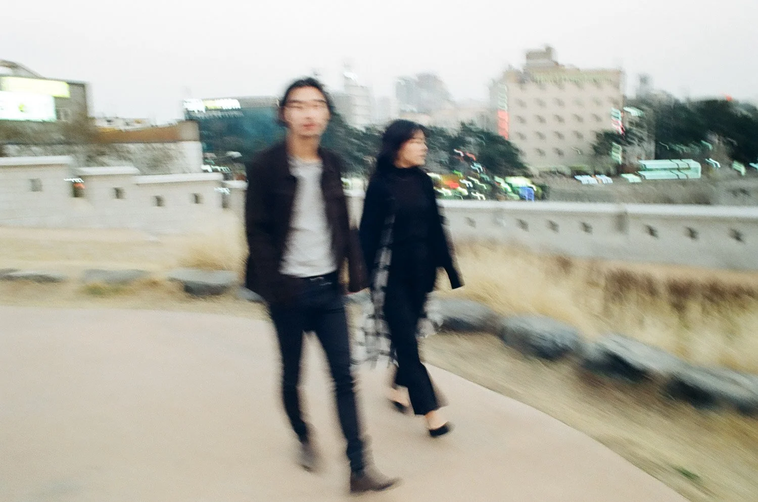 blurry+portrait+of+a+couple+walking.jpg
