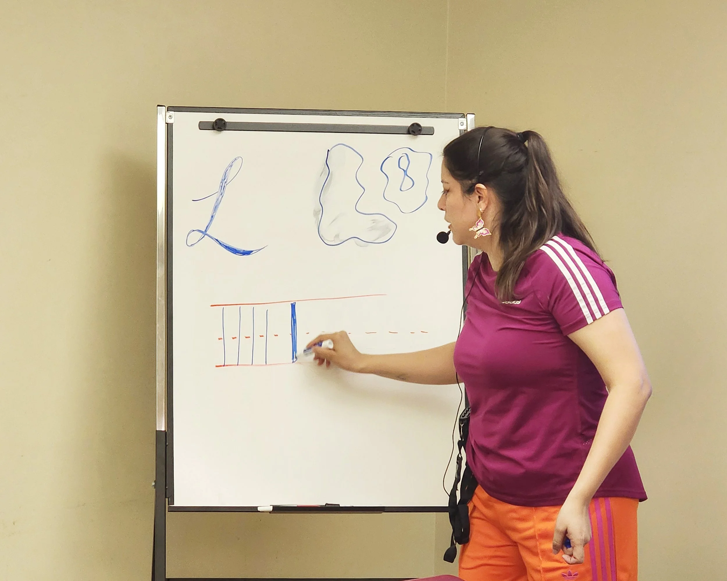 AndreaCataRo facilitating a creative workshop and guiding participants through the process.
