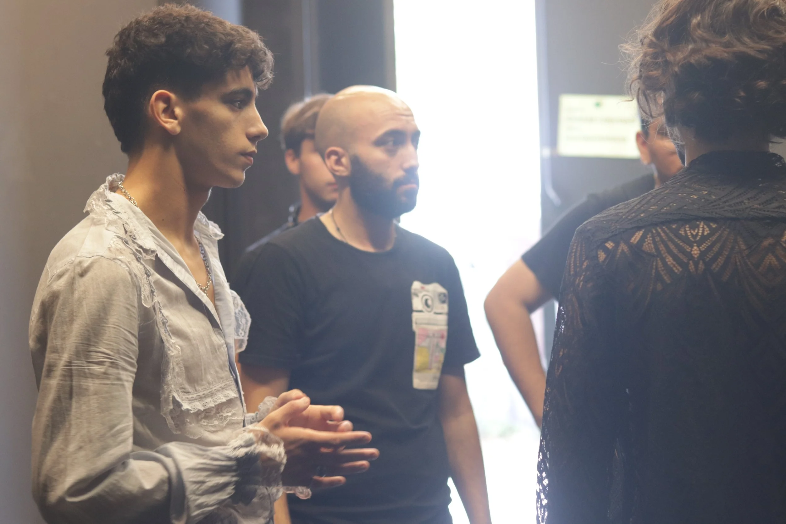 Personas conversando en un ambiente interior con ropa casual.