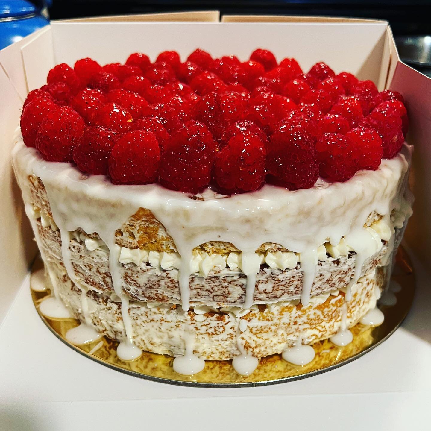 Lemon Cake with Raspberry Filling and a Lemon Glaze
🍋❤️🍋❤️🍋
-
-
-
-
-
#rhbakes #cake #cakes #cakedecorating #cakesofinstagram #cakestagram #cakesofinsta #cakesofig #birthdaycake #birthday #lemoncake #raspberries #raspberryfilling #lemonglaze #fres