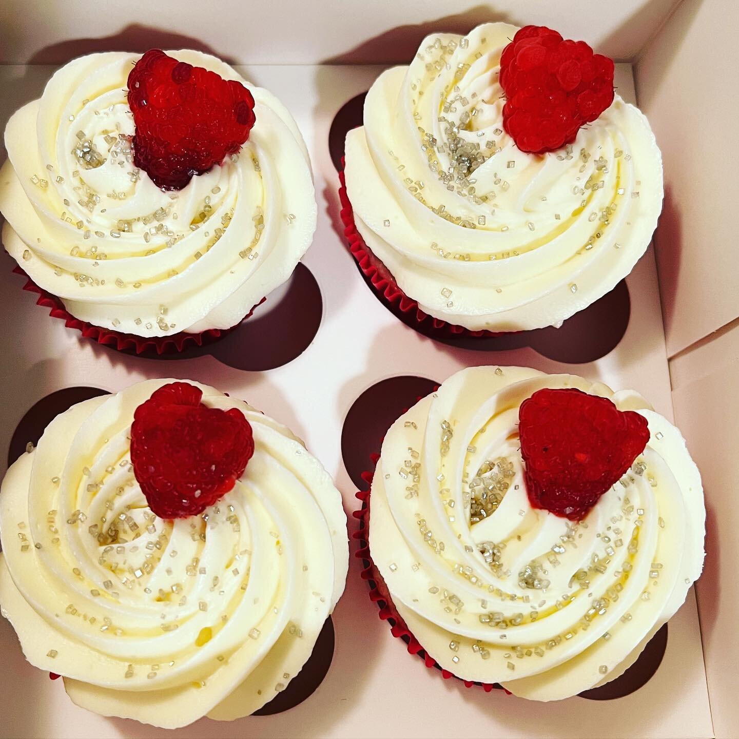 Raspberry Cupcakes with White Chocolate Frosting 
🤍❤️🤍❤️🤍
-
-
-
-
-
#rhbakes #cupcakes #raspberry #raspberrycupcakes #whitechocolate #whitechocolatefrosting #baking #bakingfromscratch #fromscratch #fromscratchbaking #fromscratchwithlove