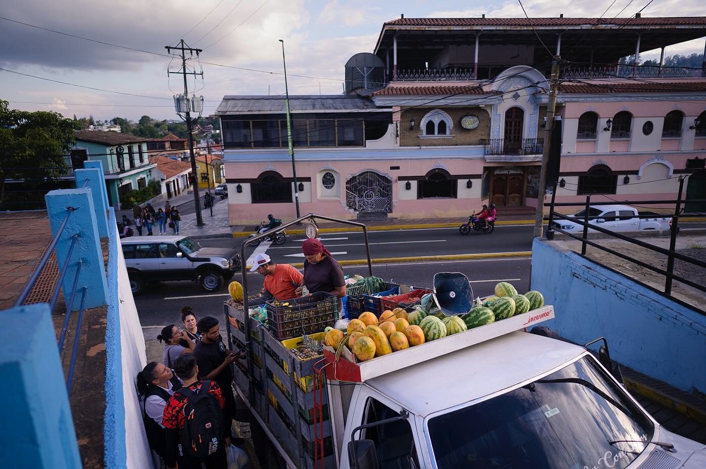 [ENGLISH BELOW]
1. Personas venden frutas y verduras desde un cami&oacute;n en el barrio de El Hatillo, en Caracas, Venezuela, el 03 de abril de 2024.  
2. Un hombre arregla un zapato en su tienda en el barrio de Chacao, en Caracas, Venezuela, el 03 