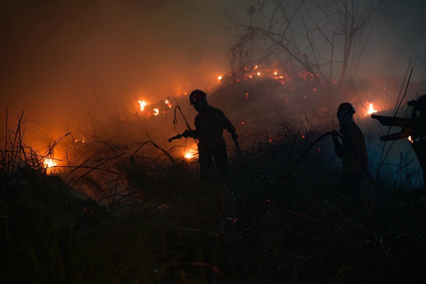 [ENGLISH BELOW] Bomberos de La Trinidad y Protecion Civil Baruta combaten un incendio forestal en medio de la noche, en Caracas, el 28 de Marzo 2024. Venezuela enfrenta una emergencia de incendios forestales sin precedentes. M&aacute;s de 30 mil ince