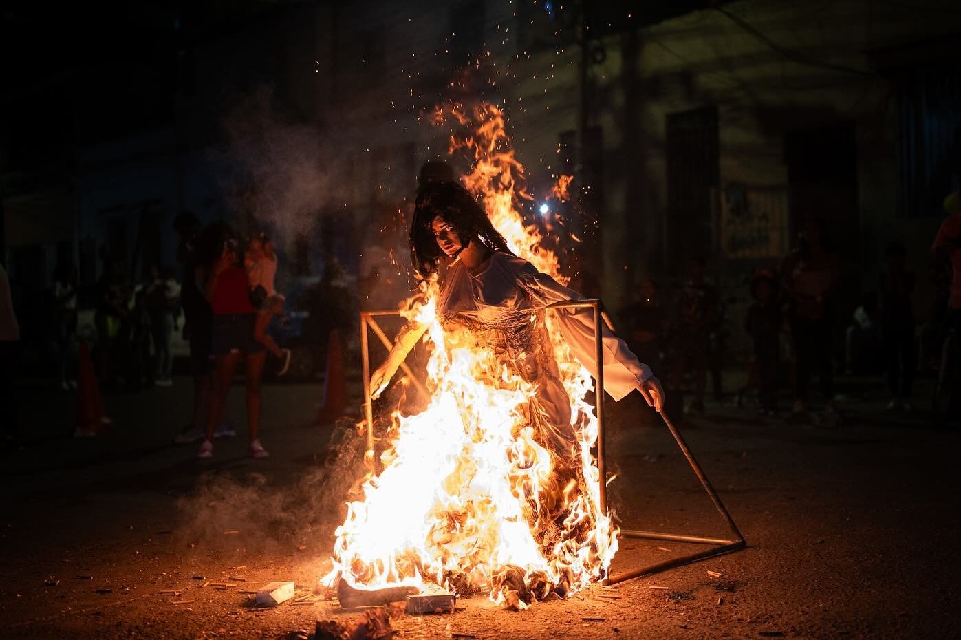 [ENGLISH BELOW]
Una efigie que representa a la l&iacute;der opositora venezolana Mar&iacute;a Corina Machado, es quemada durante la tradicional quema de Judas, como parte de las celebraciones de Semana Santa en Caracas, Venezuela, 31 de marzo de 2024
