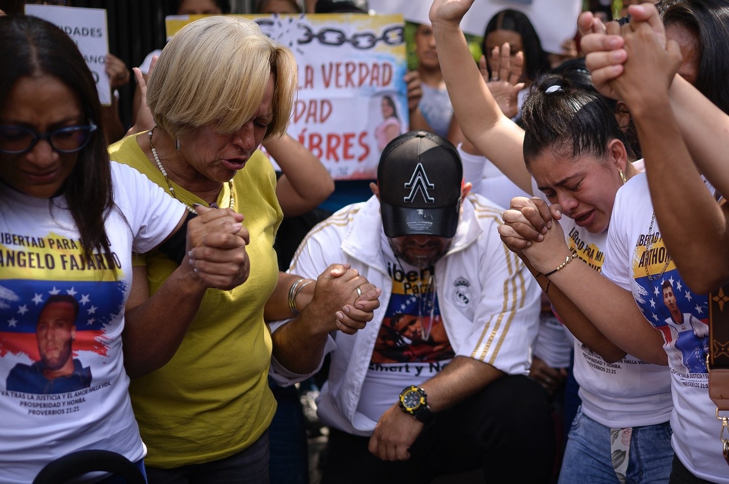 [ENGLISH BELOW]  Las madres de los detenidos, luchan incansablemente por la liberaci&oacute;n de sus hijos luego de los arrestos durante las protestas contra los resultados de las elecciones presidenciales. Con camisas que llevan las fotos de sus ser