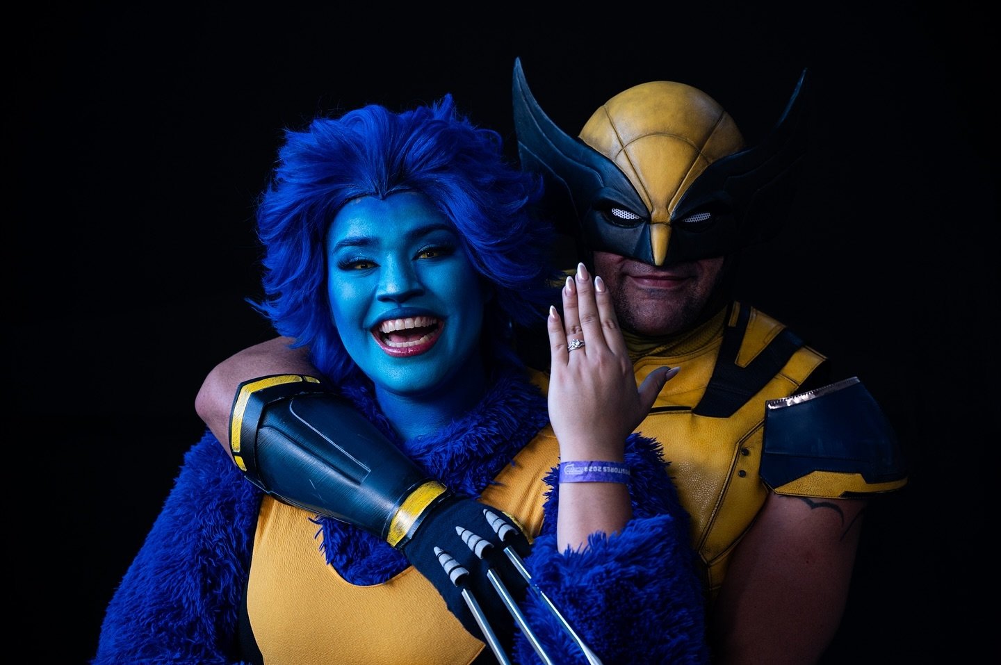 [ENGLISH BELOW]
Ayer sal&iacute; de casa esperando tener una cobertura habitual de un evento de Comic Con, sin imaginar que terminar&iacute;a documentando una hermosa historia de amor que renov&oacute; mi fe en la humanidad. Tuve el honor de acompa&n