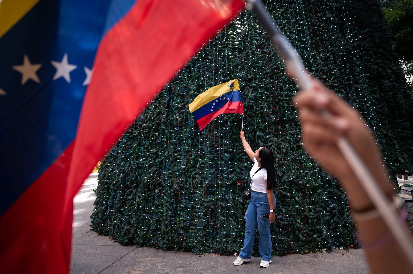 [ENGLISH BELOW]
Un simpatizante de la l&iacute;der opositora venezolana Mar&iacute;a Corina Machado sostiene una bandera, para protestar contra el presidente Nicol&aacute;s Maduro y en apoyo a las personas detenidas durante las protestas que cuestion