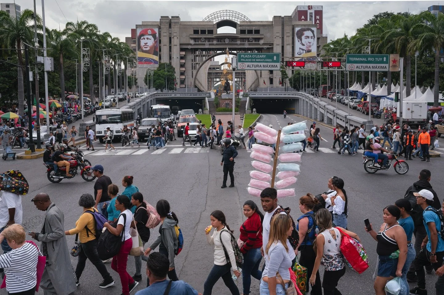 Last Tuesday I had the opportunity to document an afternoon of daily life in my beautiful, chaotic and deeply contrasted Caracas for the @wsj story: &ldquo;Here in Venezuela, People Are More Afraid of Runaway Inflation Than Trump.&rdquo;

Reported an