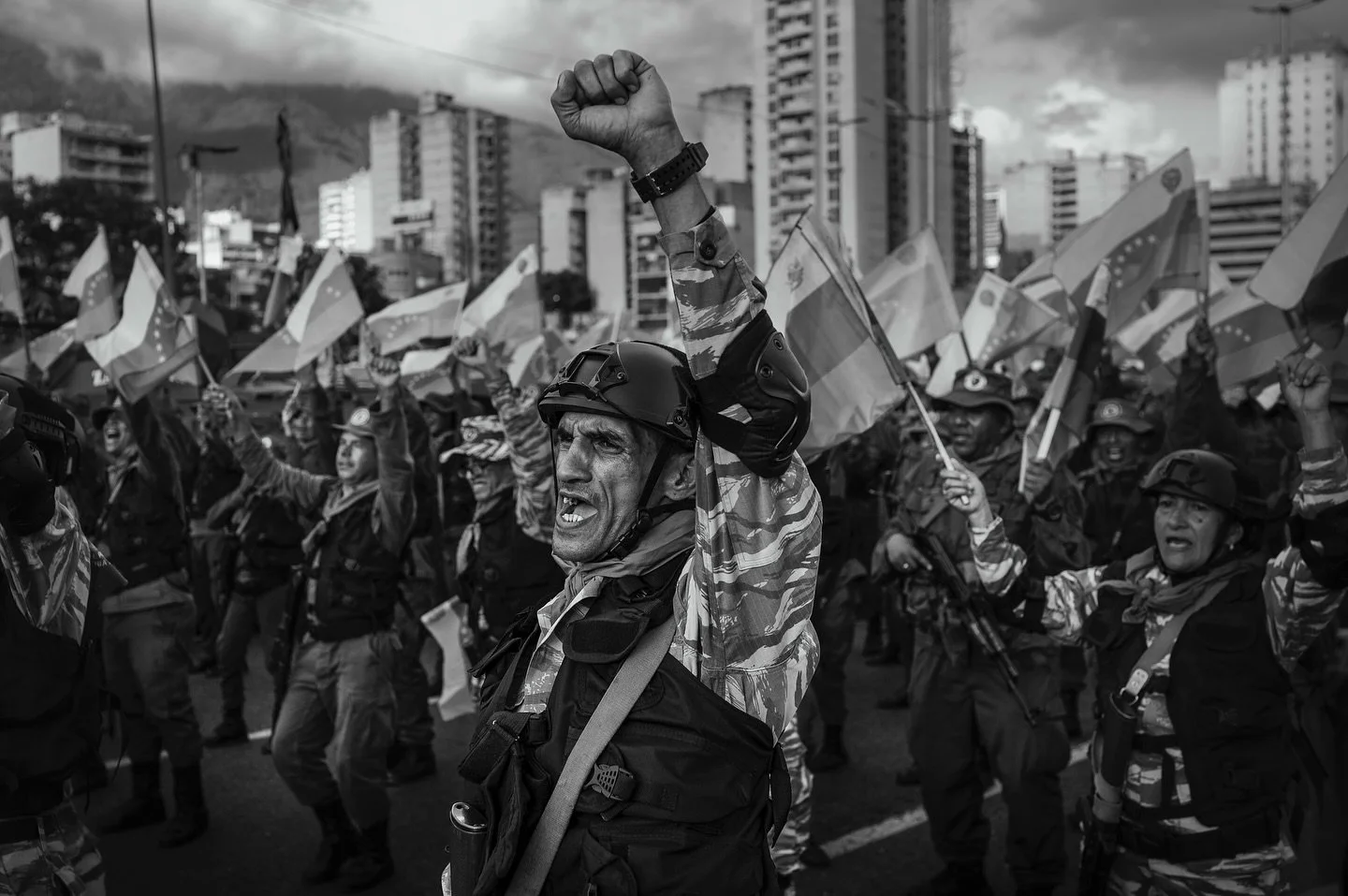 [ENG] Civilians and members of the Bolivarian Militia hold weapons during a military deployment in support of the Venezuelan government, in Caracas, Venezuela, on September 23, 2025. Amid growing diplomatic tensions with the United States, the Venezu