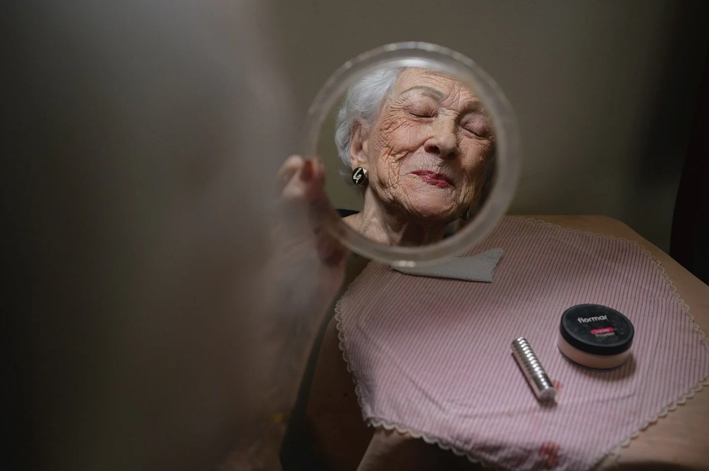 [Espa&ntilde;ol en comentarios]  In a bustling Caracas shopping mall, the sound of music and laughter signals another meeting of Club Tobias. This is no ordinary social club; it's a lifeline for Venezuelans aged over 60, many of whom live alone after