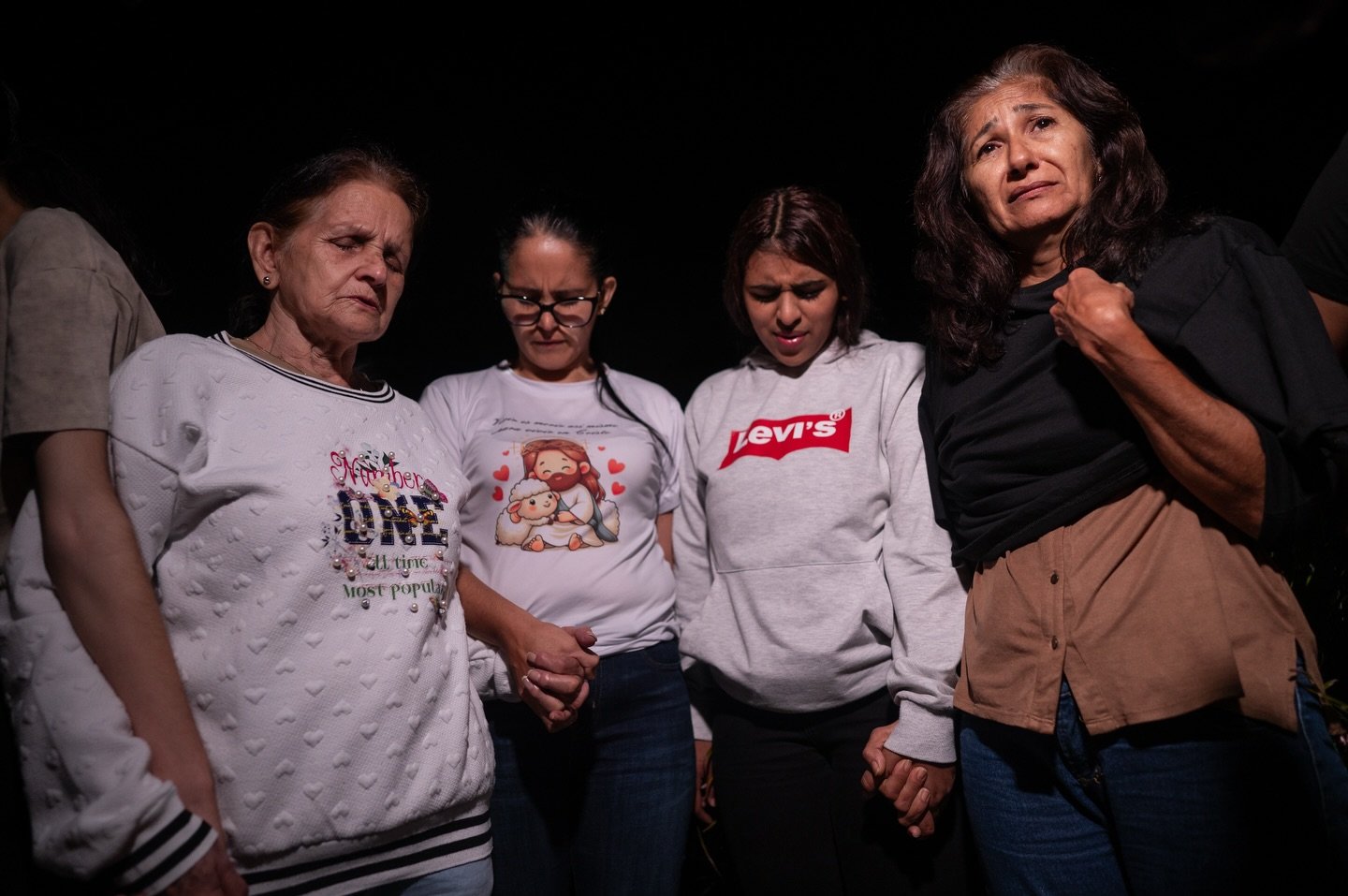 Familiares de presos pol&iacute;ticos  esperan afuera de la c&aacute;rcel de El Rodeo, despu&eacute;s de que el presidente de la Asamblea Nacional, Jorge Rodr&iacute;guez, anunciara que varios prisioneros extranjeros y venezolanos ser&aacute;n libera