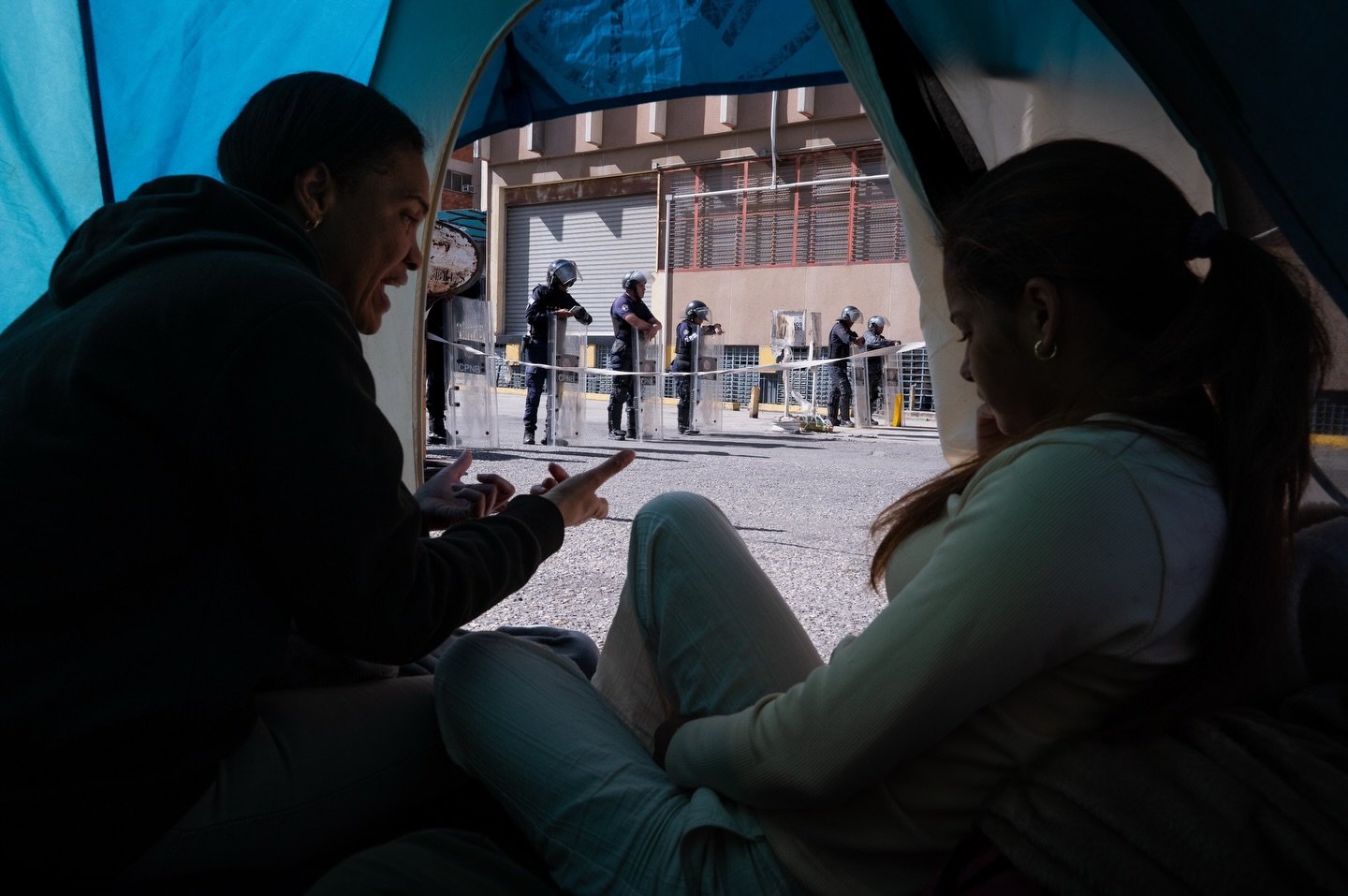 Relatives of political prisoners in Venezuela spend the tenth night waiting for information on their loved ones, outside the National Police Zone 7 Detention Centre in Caracas, Venezuela, January 18, 2026. 

REUTERS/Gaby Oraa

Familiares de presos po