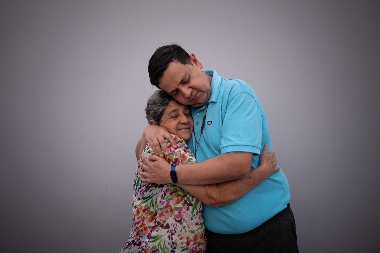 El activista venezolano de derechos humanos Javier Tarazona abraza a su madre, Teresa S&aacute;nchez, tras ser liberado del centro de detenci&oacute;n El Helicoide, luego del anuncio de la presidenta interina de Venezuela, Delcy Rodr&iacute;guez, sob