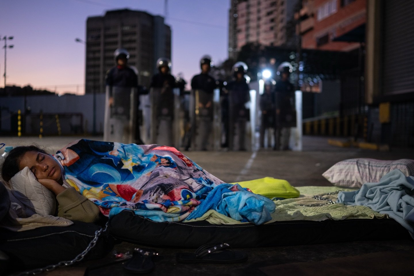 Familiares de detenidos inician una huelga de hambre tras el aplazamiento del debate sobre un proyecto de ley de amnist&iacute;a por parte de la Asamblea Nacional de Venezuela, frente al centro de detenci&oacute;n de la Zona 7 de la Polic&iacute;a Na