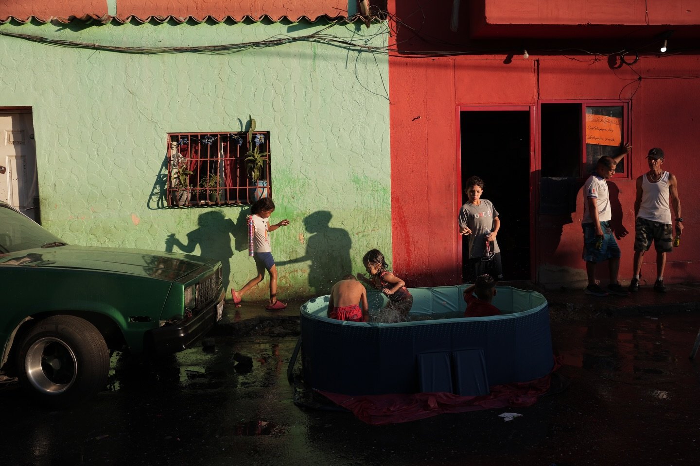 Children play in a pool during Carnival celebrations in the neighborhood of San Agustin in Caracas, Venezuela, February 16, 2026. 

REUTERS/Gaby Oraa

Ni&ntilde;os juegan en una piscina durante las celebraciones de Carnaval en el barrio de San Agust&