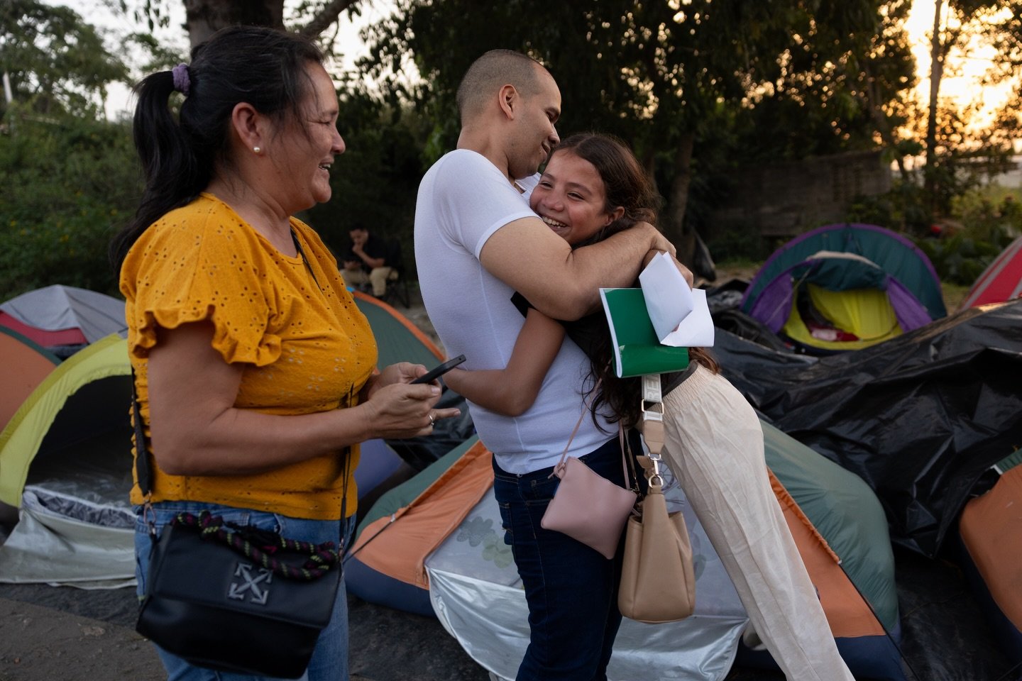 [ENGLISH BELOW] Ayer, las rejas de El Rodeo se abrieron.

Durante d&iacute;as acompa&ntilde;&eacute; a mujeres que hicieron del pavimento su trinchera. Sobre colchones y bajo carpas sostuvieron fotograf&iacute;as, encendieron velas contra la oscurida