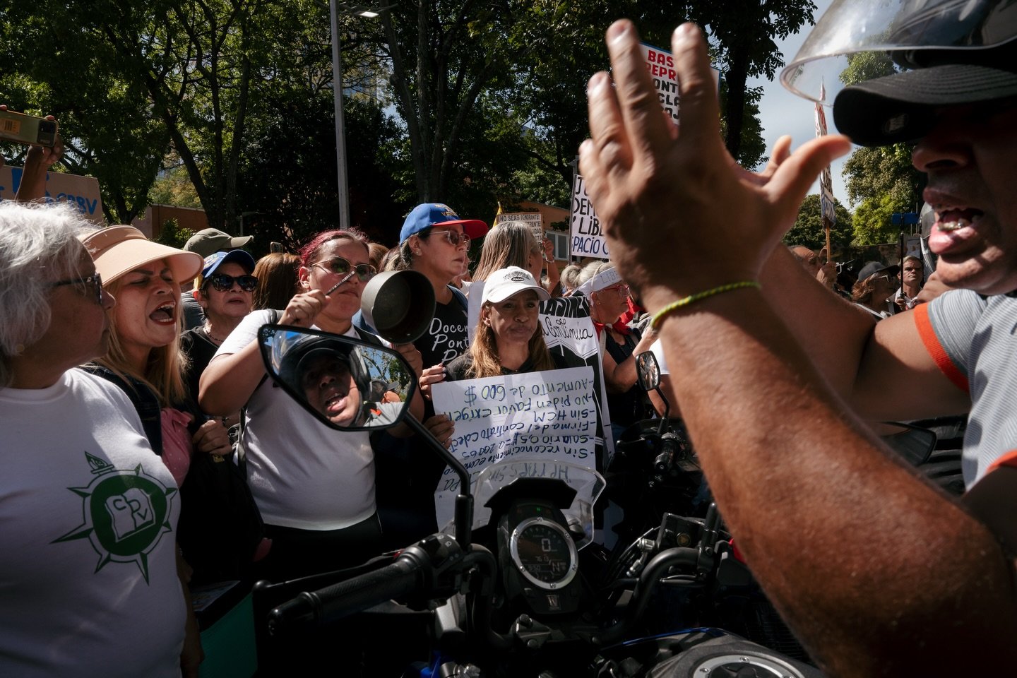 [ENGLISH BELOW]
Trabajadores que protestaban para exigir salarios m&aacute;s altos y la restituci&oacute;n de los derechos laborales son confrontados por simpatizantes del gobierno, durante una manifestaci&oacute;n en Caracas, el 23 de marzo de 2026.