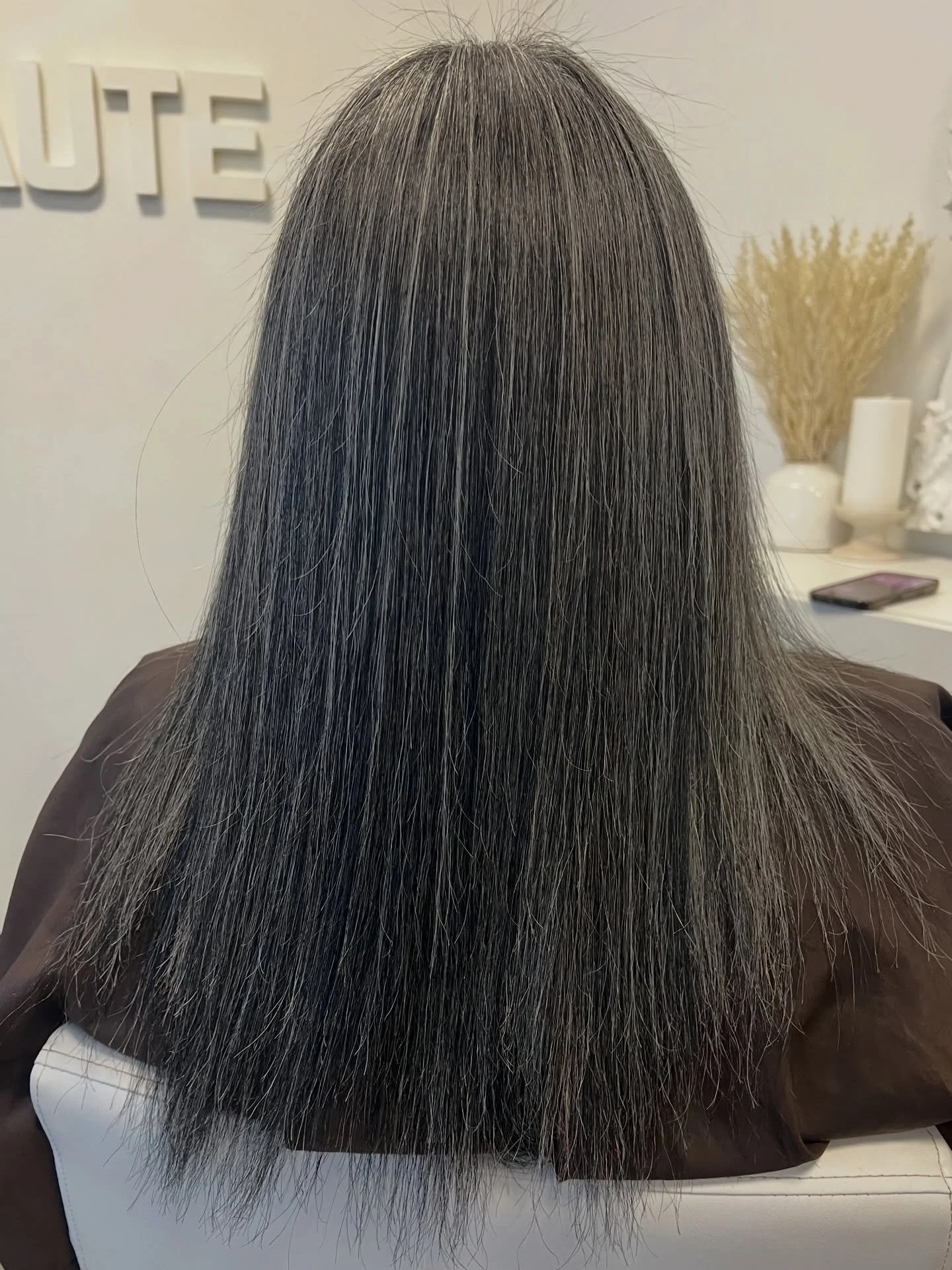 Here is your reminder to get your crunchyassuneven ends trimmed or cut. Your hair will only split up to your eyebrows if you don&rsquo;t get regular trims/cuts. ⁣
⁣
Also. @hellobeaute.md put me on punishment from ponytails and top knots, 🥹 ikr! The 