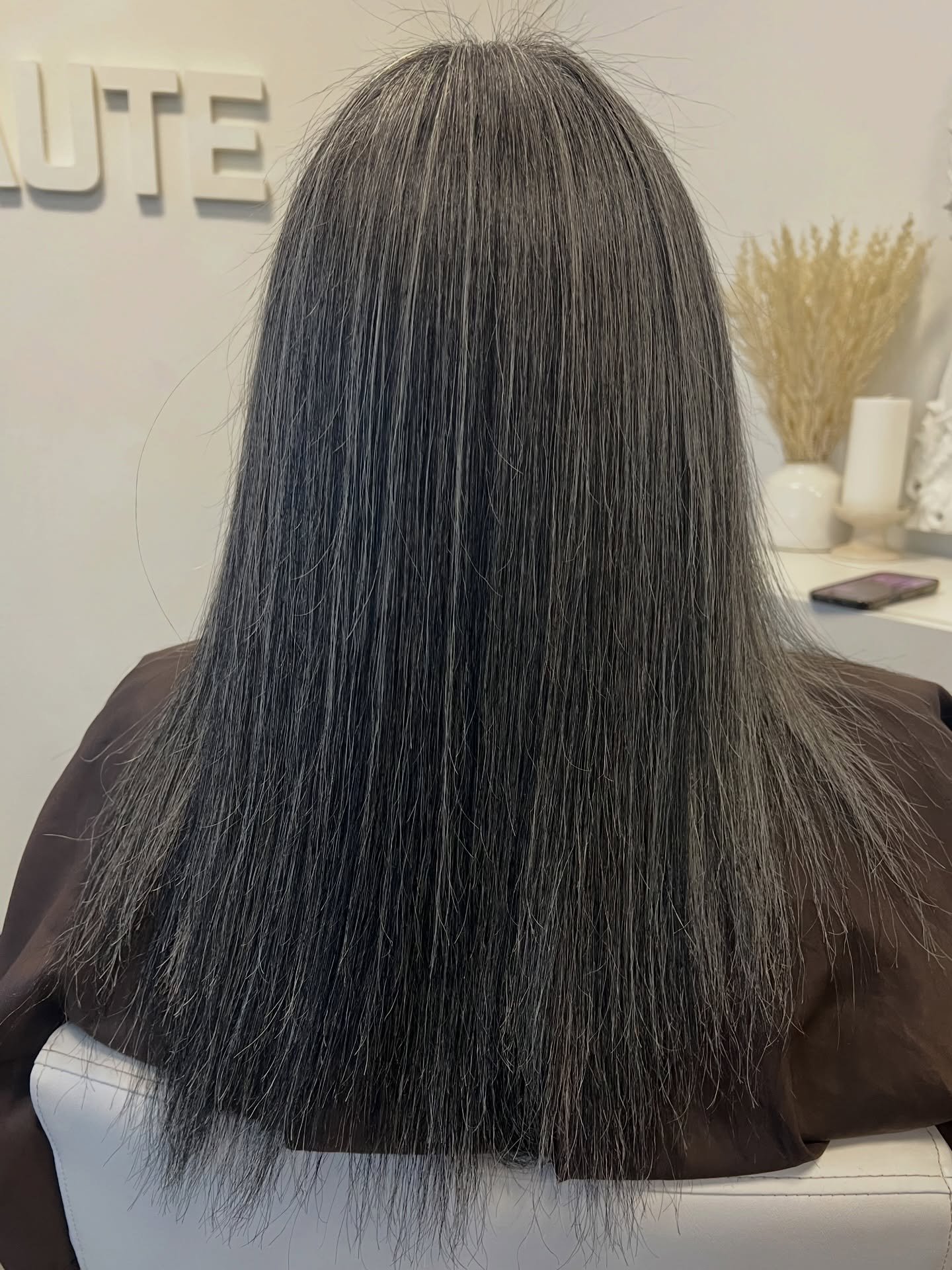 Here is your reminder to get your crunchyassuneven ends trimmed or cut. Your hair will only split up to your eyebrows if you don&rsquo;t get regular trims/cuts. ⁣
⁣
Also. @hellobeaute.md put me on punishment from ponytails and top knots, 🥹 ikr! The 