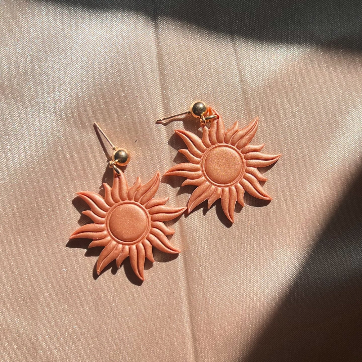 Happy Friday! 🥳 new earrings are posted up on the website! Happy shopping! 🛍️✨💜🌞