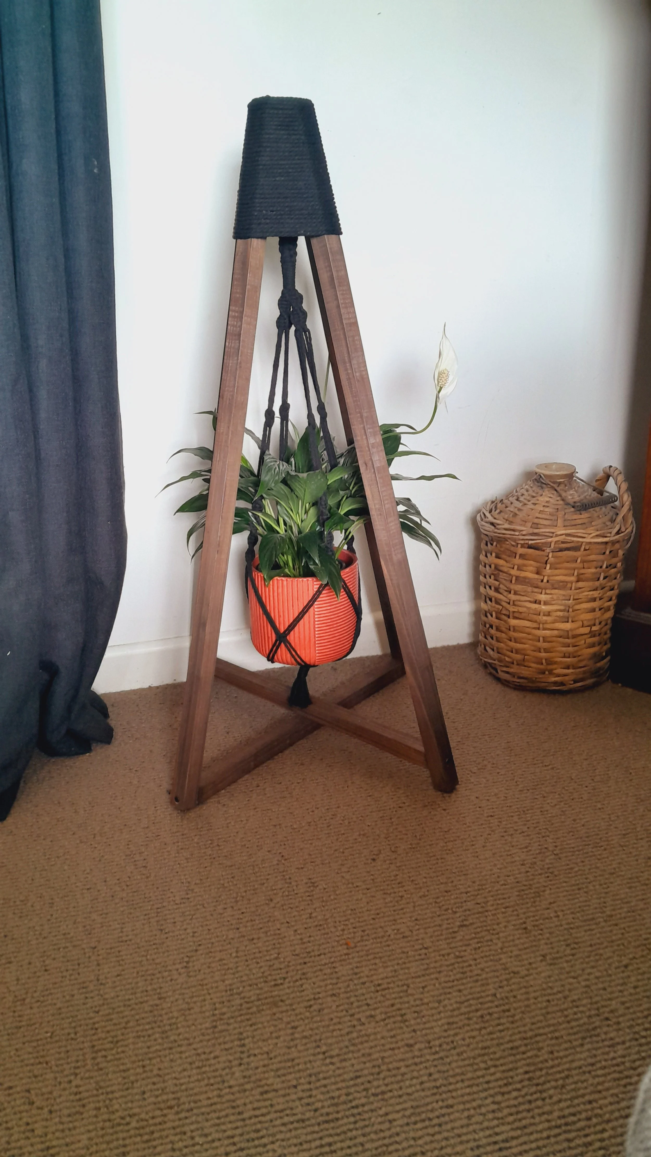 #118 Traditional Black Top Stand