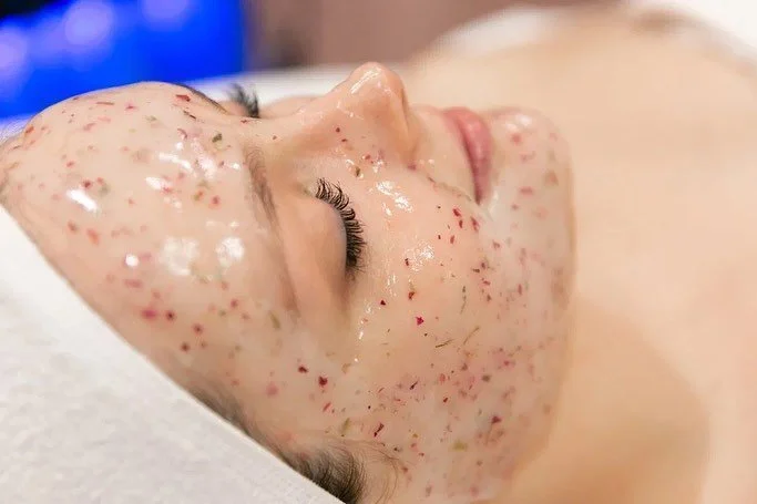 Another exciting facial in studio now is ..

🌱SANA🌱
60 minutes of bliss with the addition of an electrolyte hydro jelly mask. This treatment focusses on restoring the skins lipid hydration. The skin cannot properly absorb or retain water without th