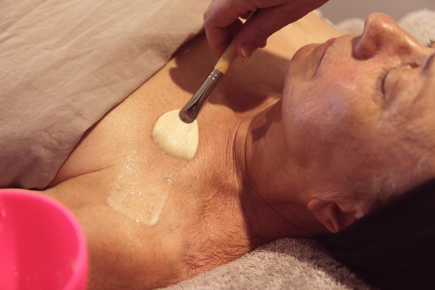 DIVINE CONTOUR facial..
An advanced, deep intensive skin, lymphatic and circulatory system treatment.
This facial works the skin from within with a constrictive, tightening mask working on stimulating and assisting the internal skin processes to prom