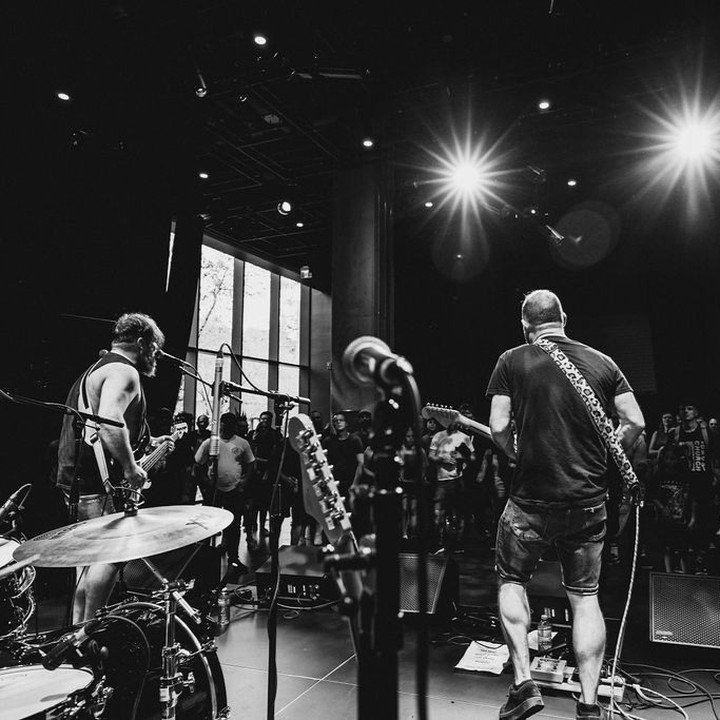 🌋🌋🌋
Ce JEUDI 5 D&Eacute;CEMBRE au @turbo_haus 

On joue &agrave; 20h avec mon TRIO PLEIN POUVOIR @volcano_bloom 

Suivi des excellents bands !!!
@lafautedesautres et @autrepart.mtl 

&Eacute;couter VOLCANO BLOOM lien bio 🤘

@frank_bloom_ @le_cau 