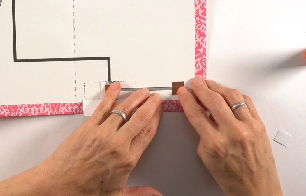 Place 1 copper square on the grey (+) square diagram in the right corner.
