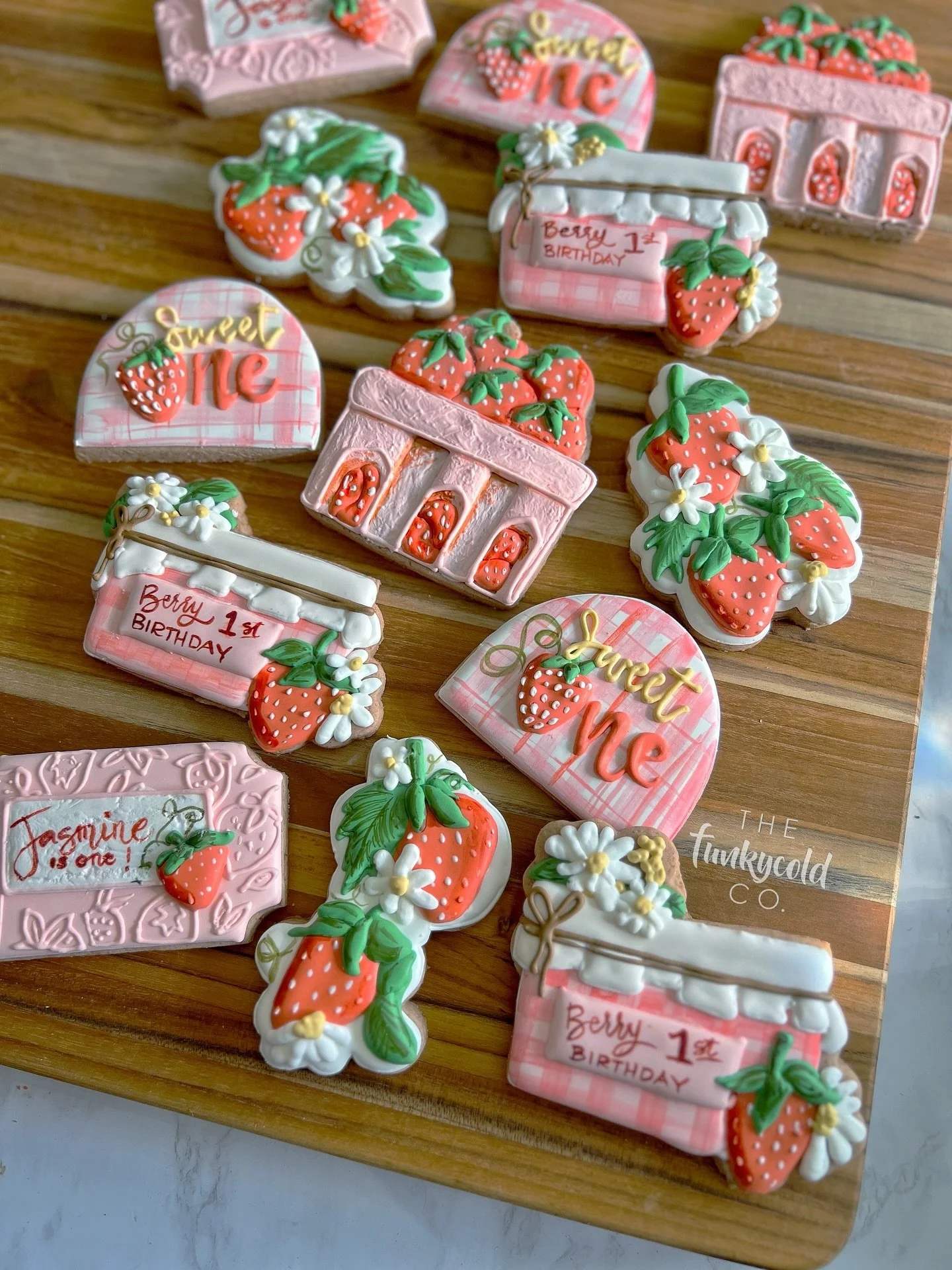 Summer favorite flavor* is in full swing! 
Strawberry themed cookies on Strawberry Lychee cookies 😍 It&rsquo;s like biting into a fresh (not too sweet😉) strawberry Pop-tart ❤️ 

Did you also know we offer a 10% discount for baker&rsquo;s choice of 