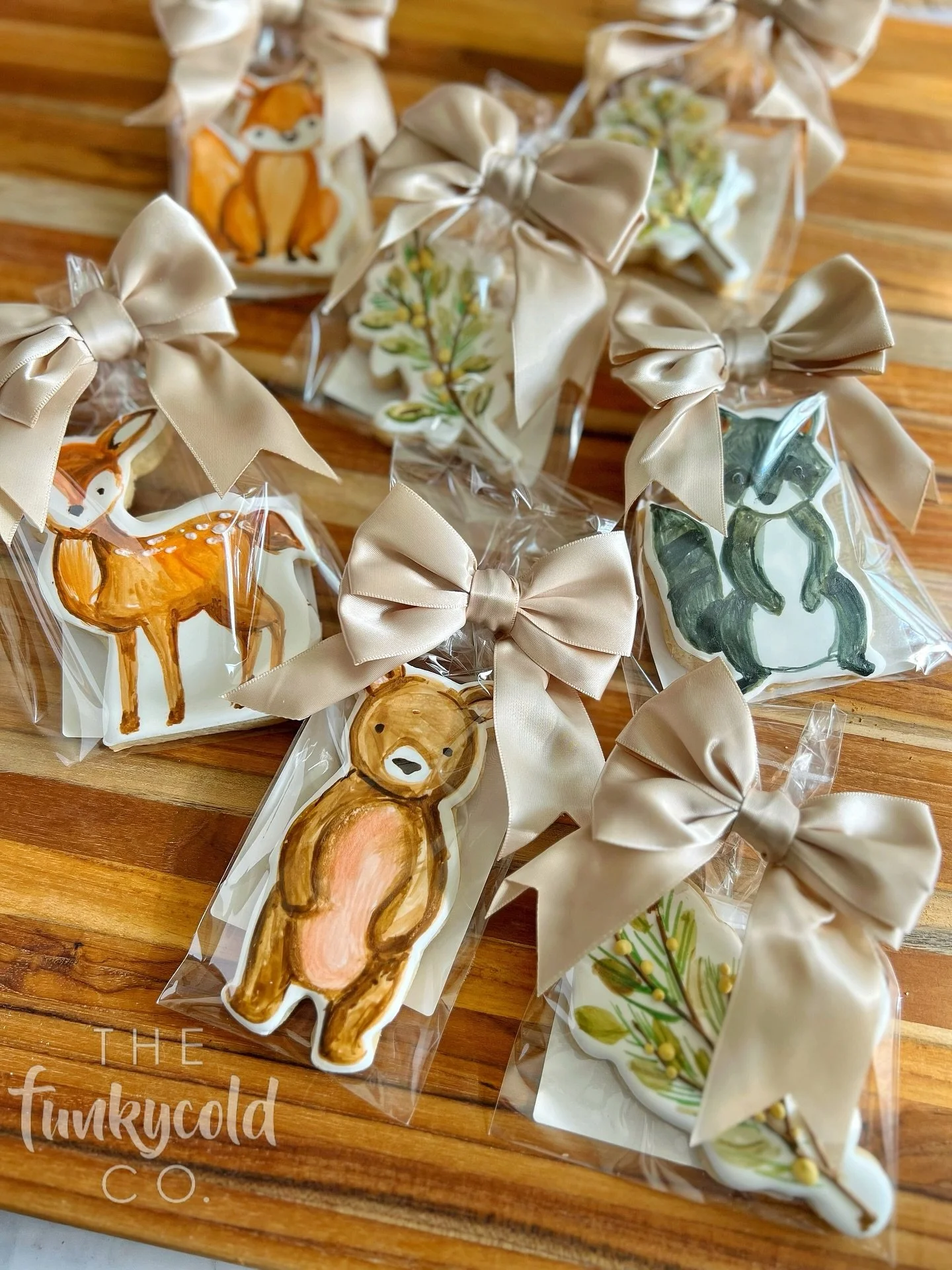 Favor packaging elevates cookie presentation and offers simple gifting for any event. 

Details and pricing available on our website: www.FunkyColdCo.com or via the links in our profile.

[Cookies shown are our highest level, Design Level III: Bougie