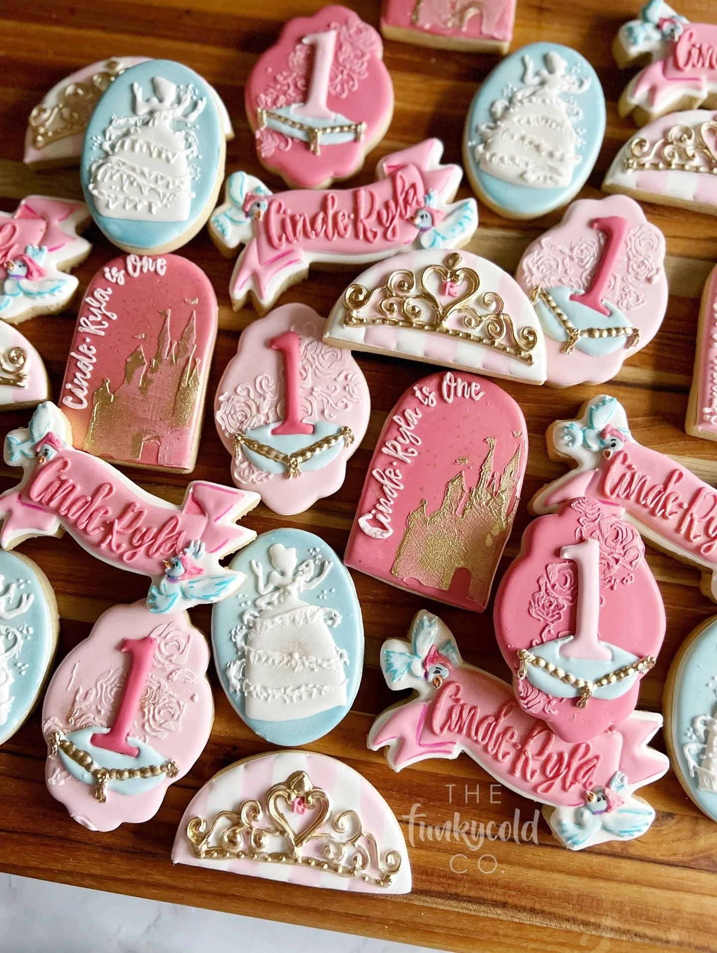 Happiest 1st Birthday Little (Cinde)Ryla!! 

Thank you again @rheapvo for the support 🫶🏽 you are the most down to earth and kindest mama! 

#funkycoldco #customcookies #birthdaycookies #cookies #disney