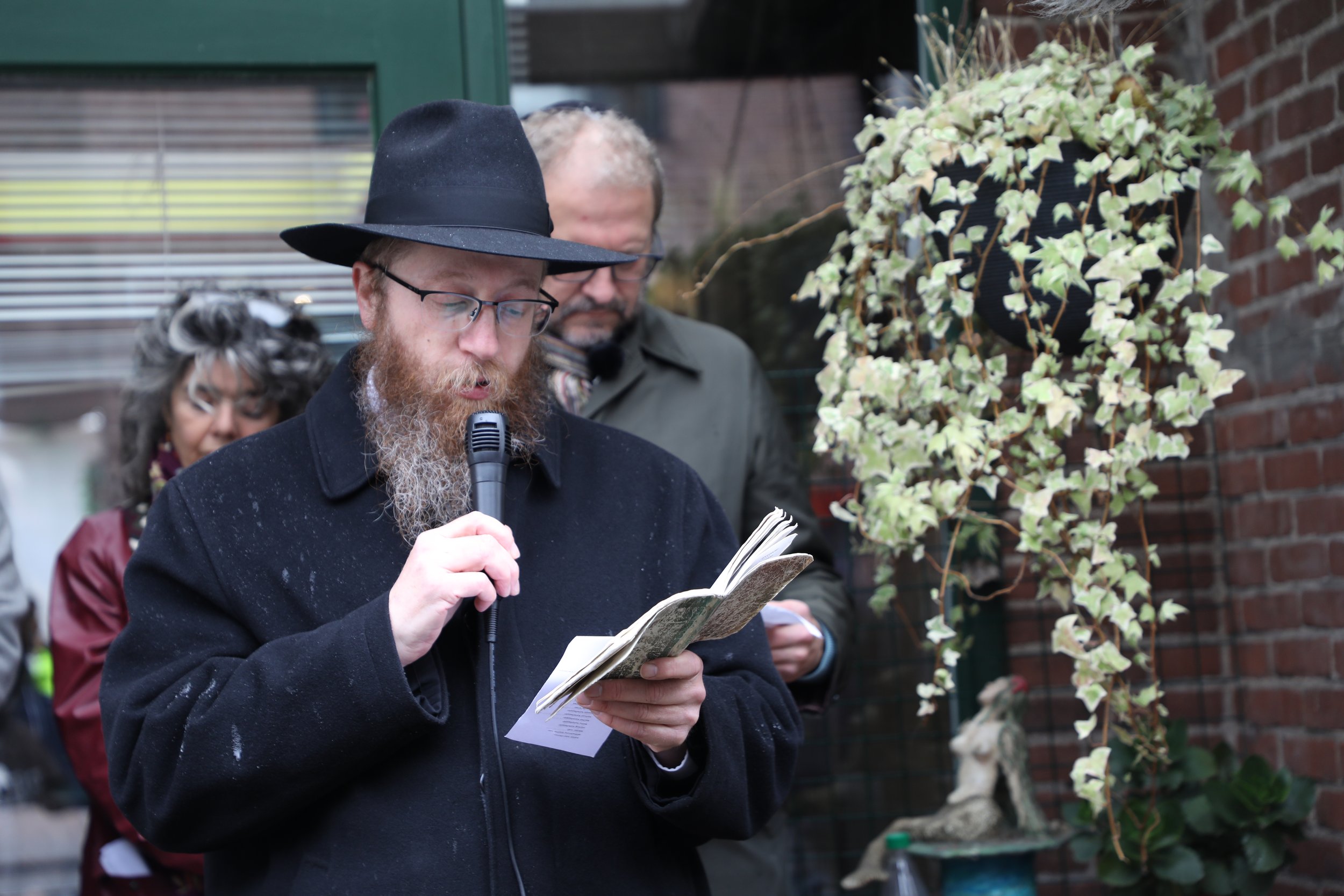 Rabbijn Spiero leest de namen bij Westergracht.JPG