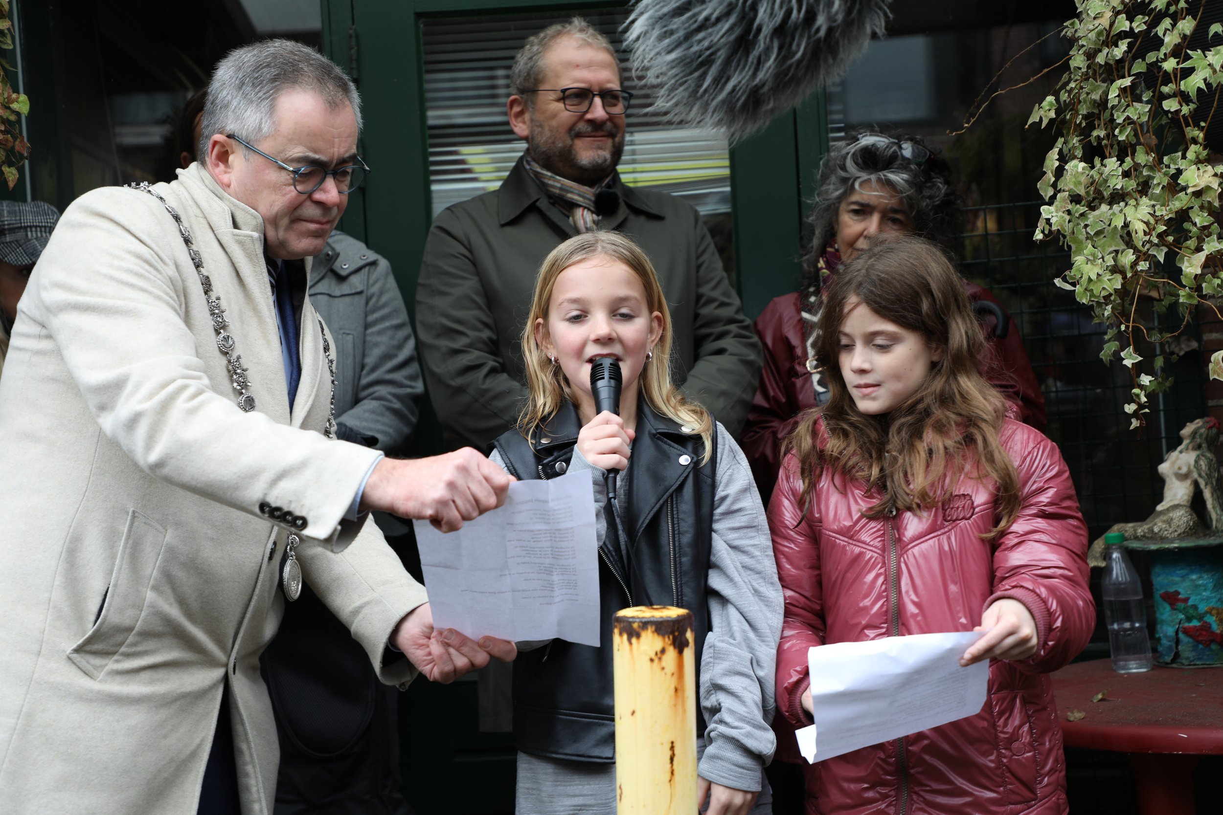 Schoolkinderen lezen gedicht met burgemeester en Dieuwertje.JPG