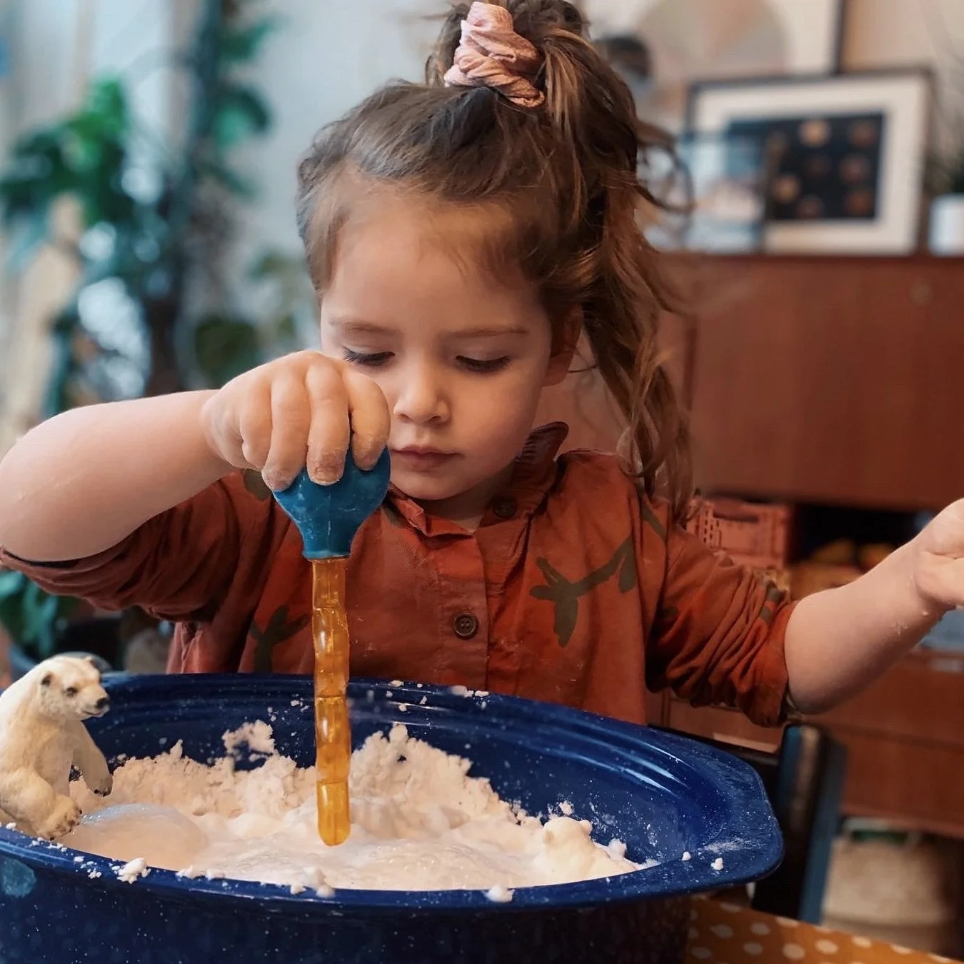 Hebben jullie al eens zelf sneeuw gemaakt?

Het is zo simpel! Sla het recept gerust op om het eens samen te proberen!

Meng een kopje baking soda (bicarbonaat) met een beetje water. Voeg het water langzaam, lepel voor lepel, toe en roer goed tot je e