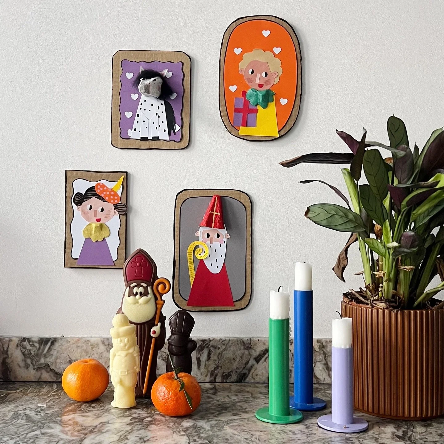 Nog 5 keer slapen...

Zijn jullie nog op zoek naar iets leuks om te knutselen voor de Sint?

Maak eens een Sint-, Piet- of paardportret! Of ga helemaal los en maak de hele bende. Perfect om jullie schouw te versieren of in je schoen te stoppen.

Wat 