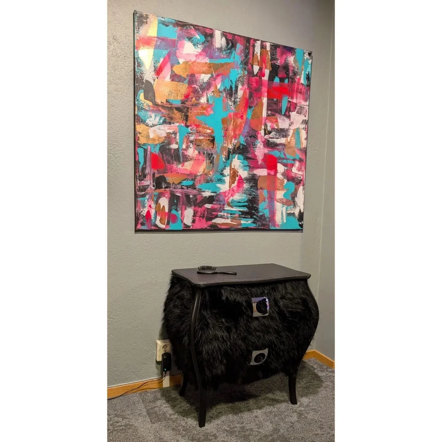 Utm&auml;rkt kombo! Knappt tv&aring; vernissagetimmar kvar. Skynda, skynda!

#djur&ouml;n&auml;set #karinaskonst #hangappsthlm #inredning #m&ouml;bler #designm&ouml;bler #konstm&ouml;bler #unikam&ouml;bler #hantverk #konsthantverk #f&ouml;r&auml;dlin