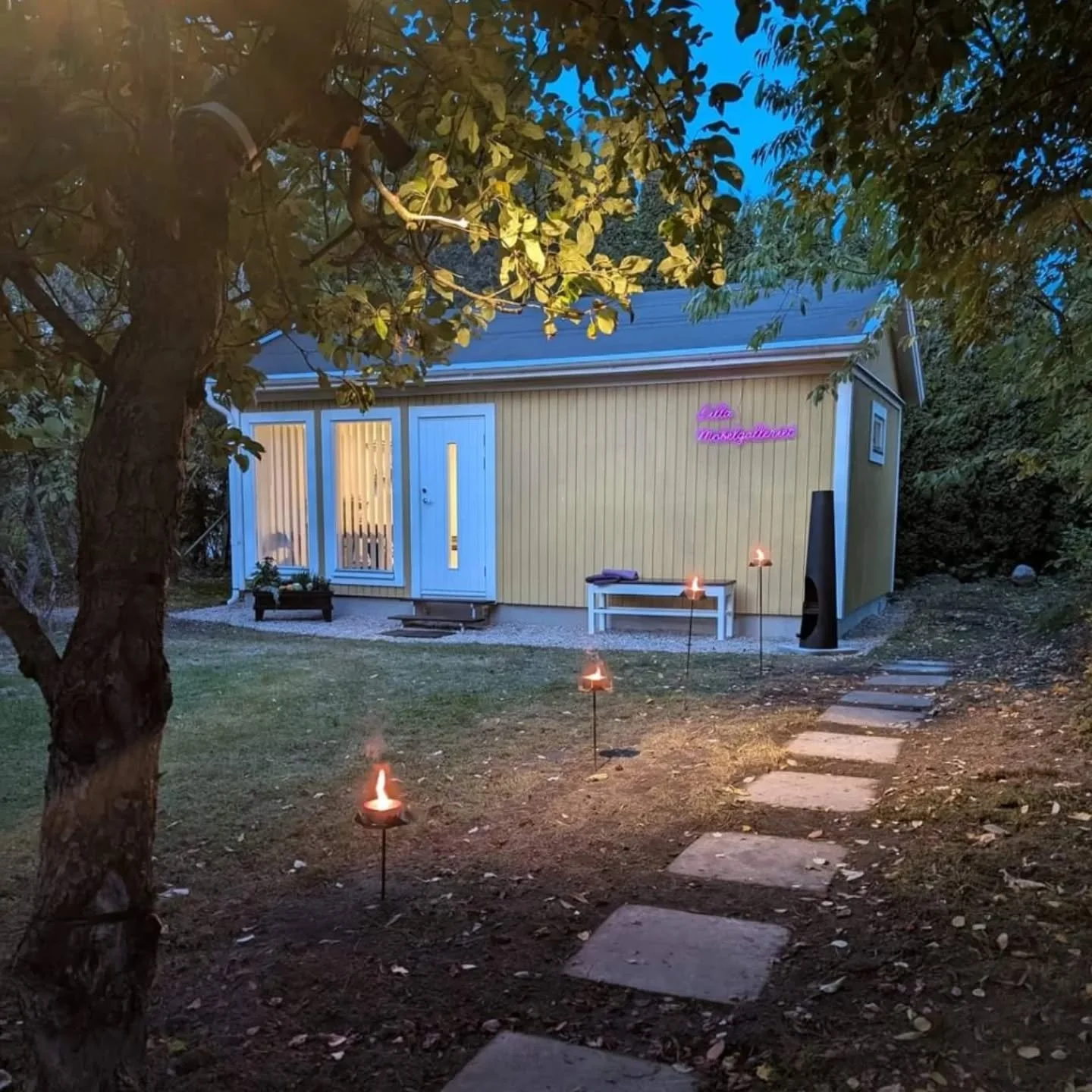 Lilla M&ouml;belgalleriet har &ouml;ppet i helgen.
Ta en sv&auml;ng och kom in p&aring; adventsfika, vetja!
Det bjuds p&aring; gl&ouml;gg/kaffe och pepparkakor.
Varmt V&auml;lkomna l&ouml;rdag och s&ouml;ndag kl. 13-16.
Runnav&auml;gen 10, Kungs&ouml