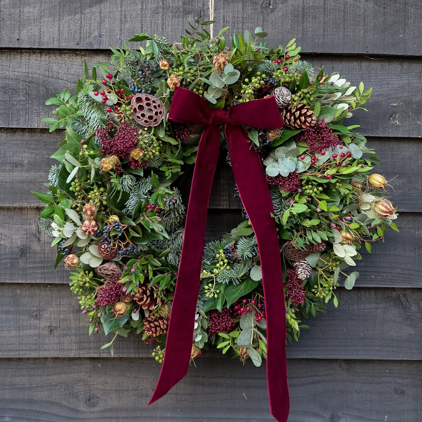 🌲THE CHRISTMAS WREATH KIT &amp; @theprimitivehomeltd BIG BOW GIVEAWAY 🌲To celebrate the festive season, we will be giving away one of our beautiful Christmas Wreath Kits AND a swoon-worthy Toffee Gingham big bow from @theprimitivehomeltd - a duo of