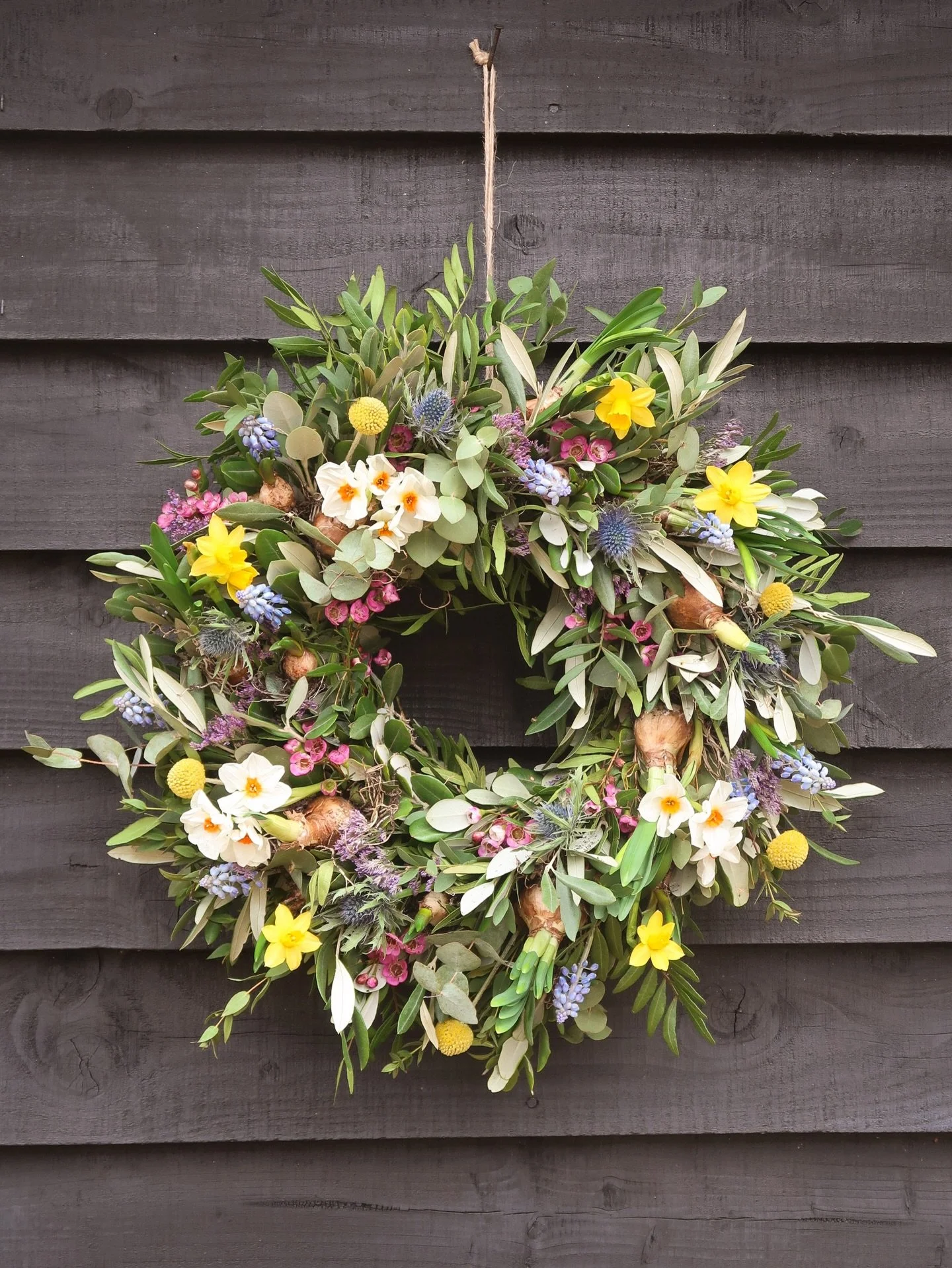 🌱 THE SPRING WREATH KIT GIVEAWAY 🌱 To celebrate the beginning of spring, we will be giving away one of our Wreath Kits!! The perfect way to style &amp; welcome guests to your home - with 14 re-plantable bulbs included in the kit, it&rsquo;s the wre